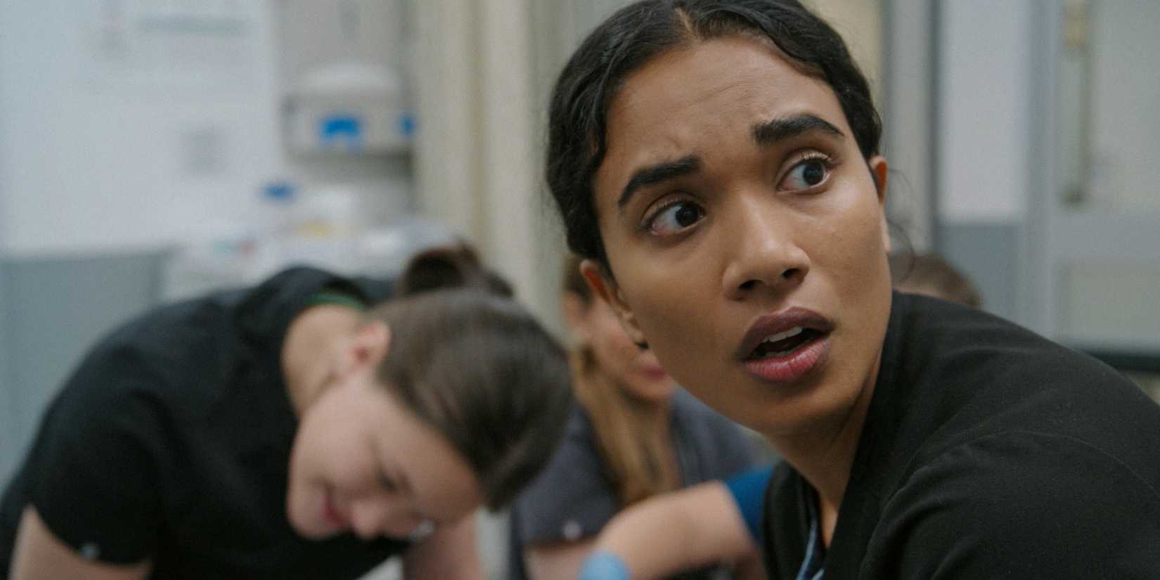 Dra. Samira Mohan (Supriya Ganesh) parece chocada e preocupada em uma cena da 1ª temporada de The Pitt