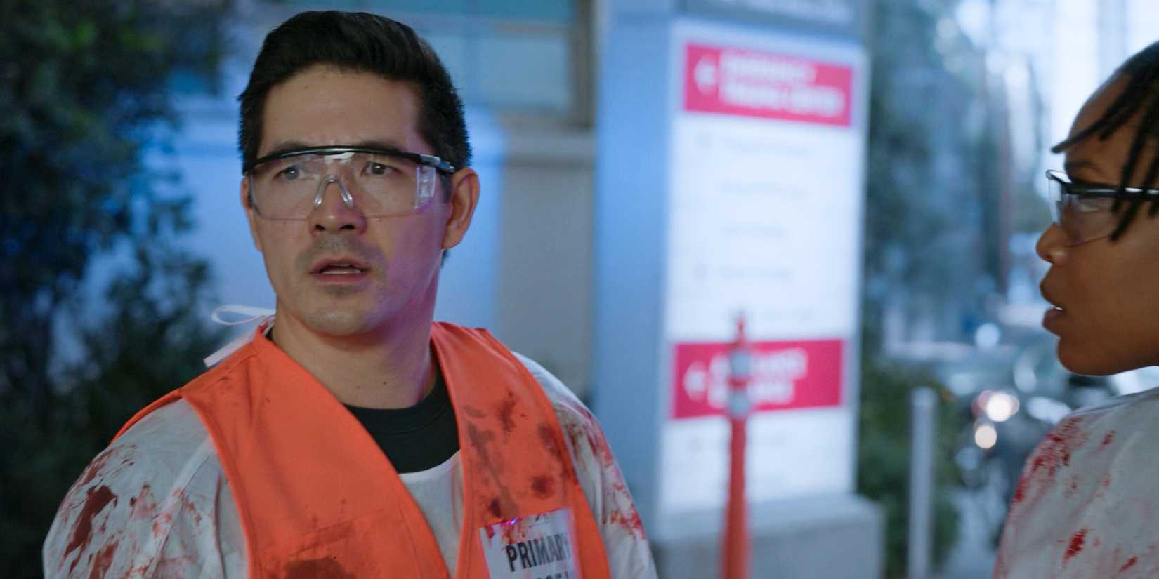 Dr. John Shen (Ken Kirby) com uma expressão impaciente em The Pitt Temporada 1 Ep 12