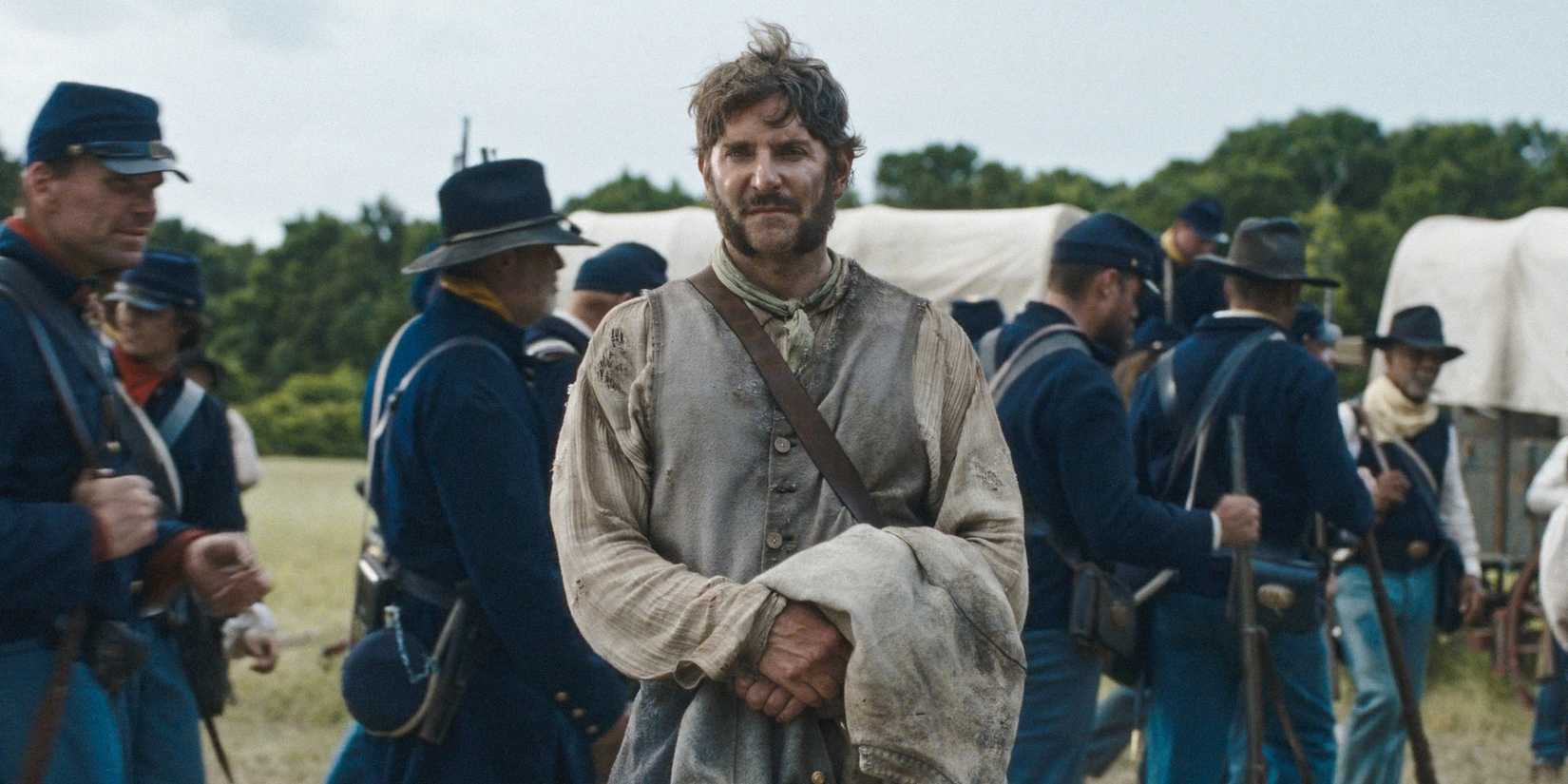 Elijah Gemstone (Bradley Cooper) com soldados da União atrás dele, se afastando em The Righteous Gemstones Temporada 4 Episódio 1