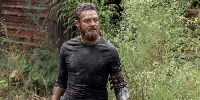 Aaron looking off-screen in The Walking Dead