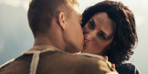 Selene (Natasha O'Keeffe) shamelessly kissing Rand al'Thor (Josha Stradowski) in The Wheel of Time Season 3 Ep 5