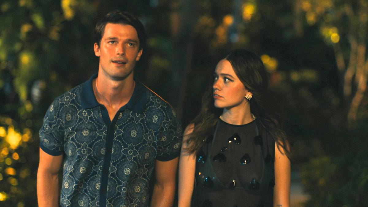 Why Chelsea Stops Meditating With Saxon So Quickly In The White Lotus Season 3, Episode 7