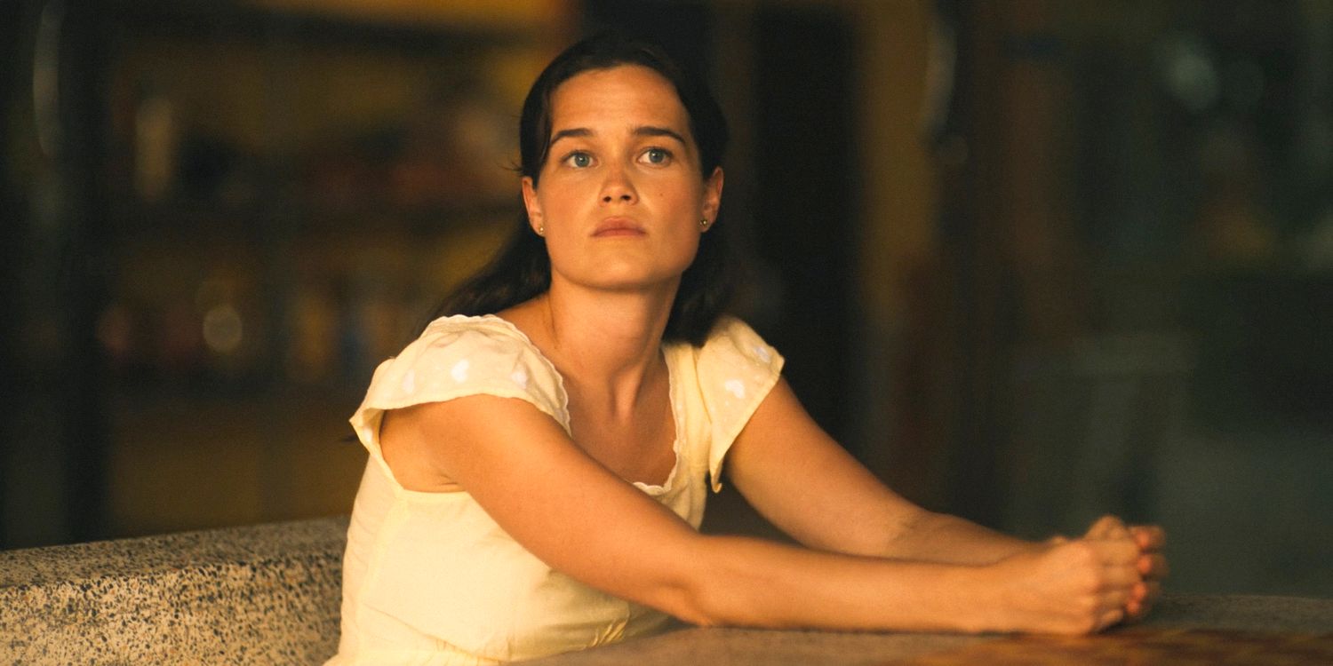 Piper (Sarah Catherine Hook) looking thoughtful in The White Lotus Season 3 Episode 6