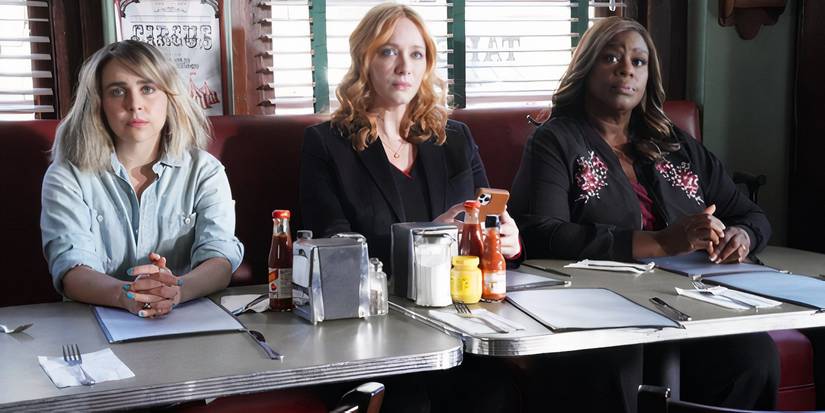 Beth, Ruby, and Annie sitting together in a diner in Good Girls