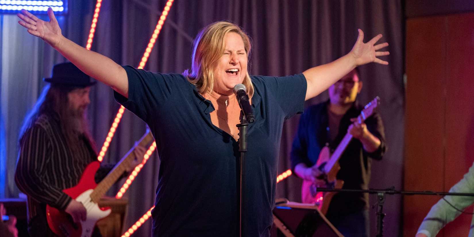 Bridget Everett como Sam em Somebody Somewhere