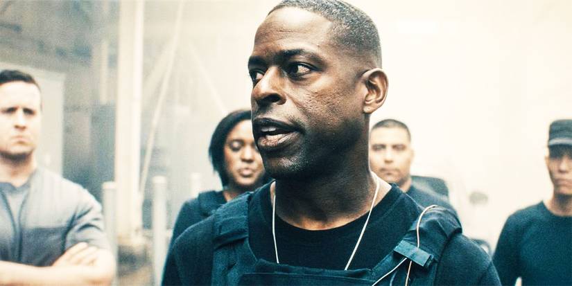 Ксавиер разговаривает с группой людей в "Раю"