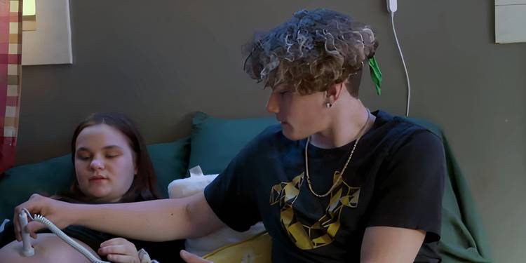 Kylen Smith lets Jason Korpi do an ultrasound on Unexpected