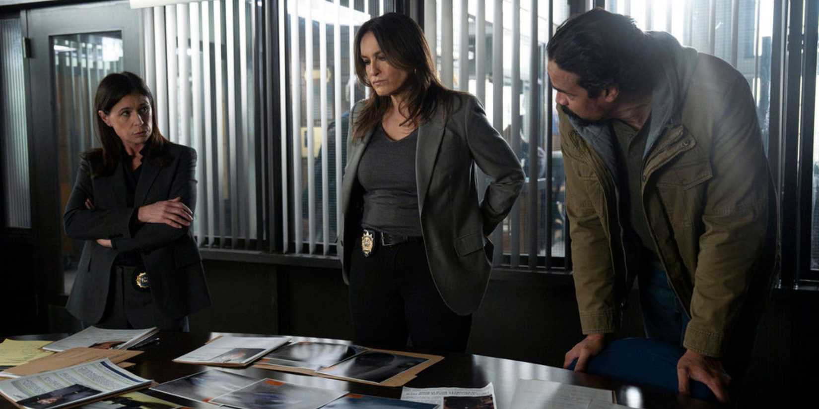Брэди, Бенсон и Гомес смотрят на документы во время кроссовера "Law & Order"