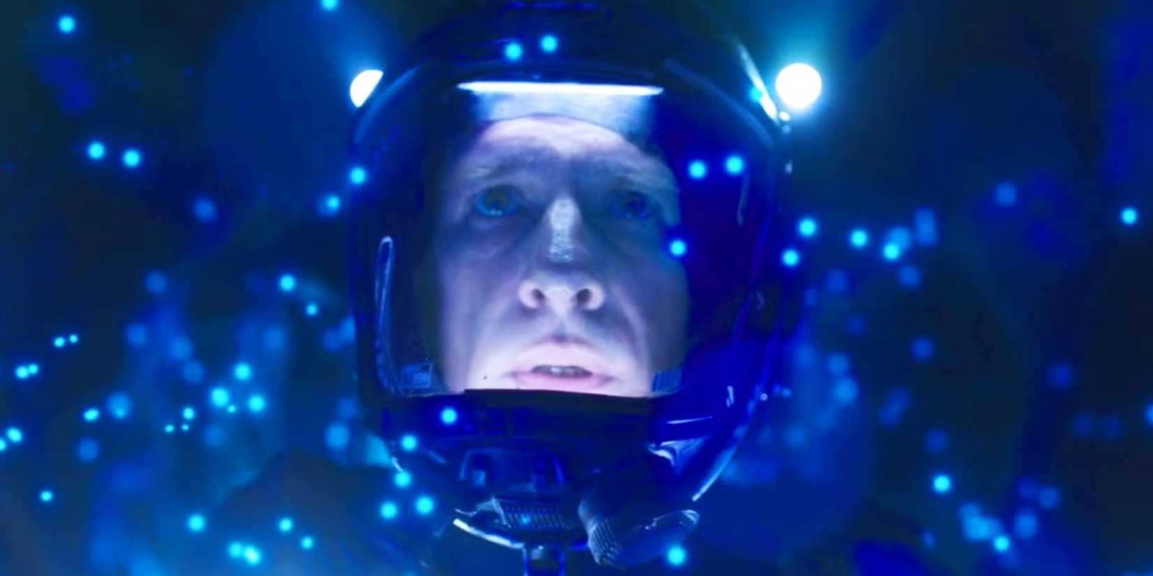 Thomas Jane como Miller cercado por luzes azuis em The Expanse.