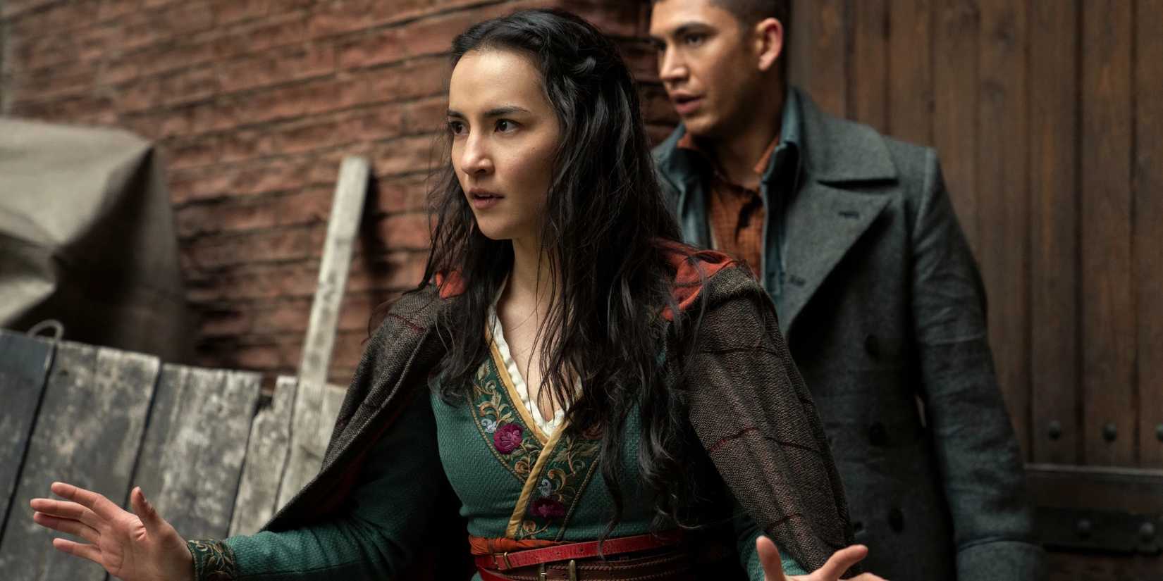 Alina Starkov (Jessie Mei Li) erguendo as mãos enquanto Mal (Archie Renaux) está atrás dela em Shadow and Bone.