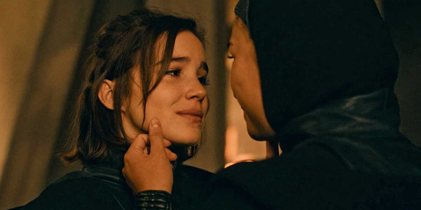 Beatrice acariciando o rosto de Ava em Warrior Nun.