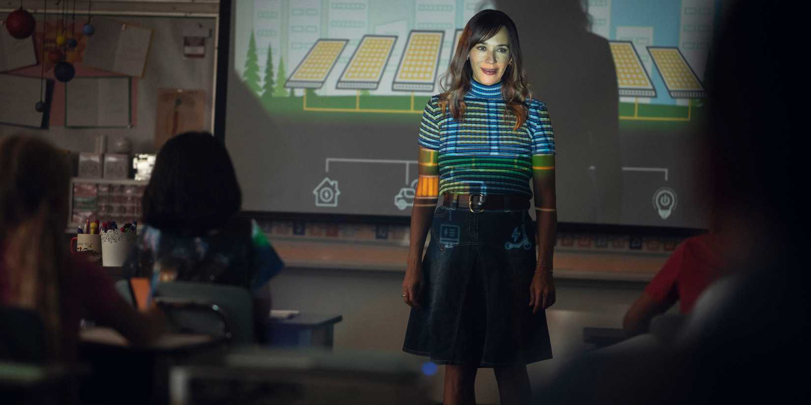 Amanda em frente à sua turma em Black Mirror, temporada 7.