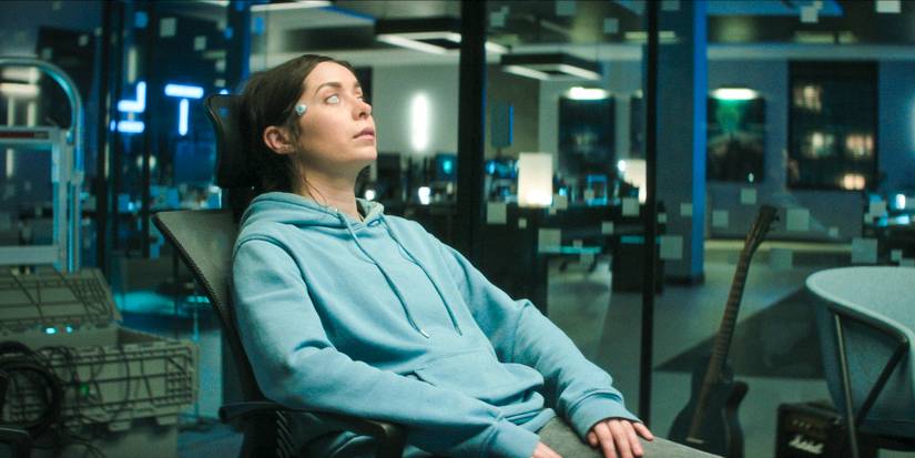 Nanette Cole (Cristin Milioti) using a device on her temple in Black Mirror Season 7 Ep 6