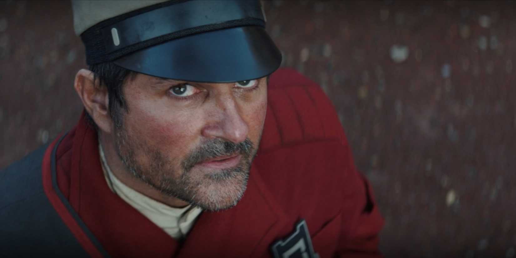 Brasso (Joplin Sibtain) olhando para o final da 1ª temporada de Andor