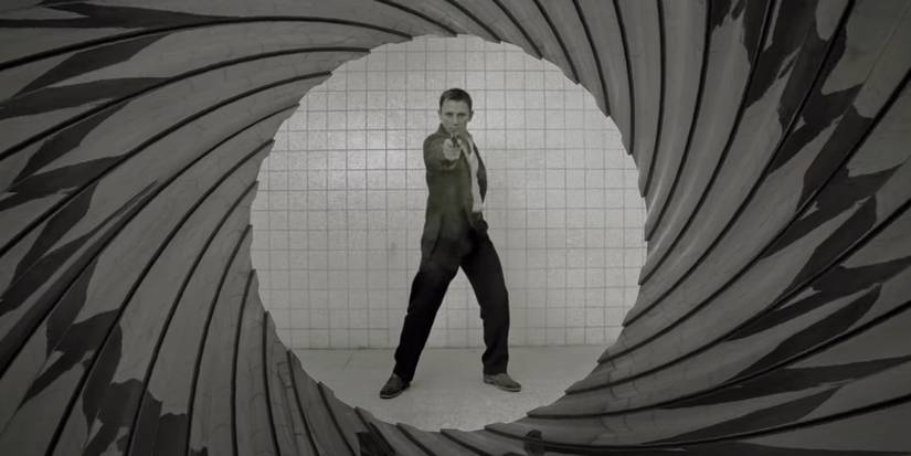 daniel craig as james bond in casino royale opening titles