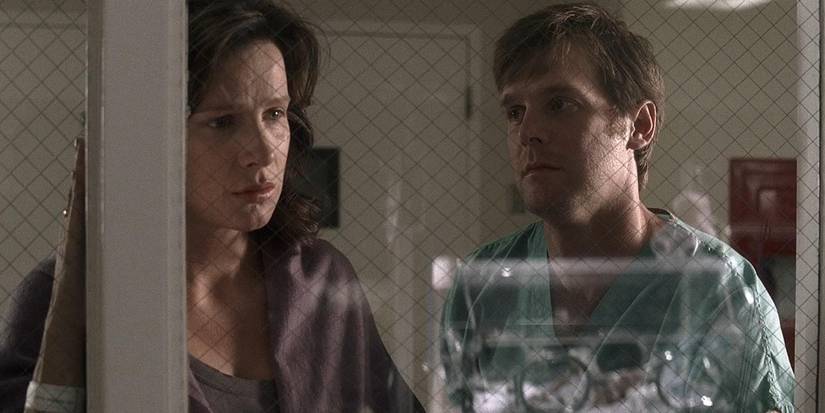 Brenda and Nate looking distraught in a hospital in Six Feet Under