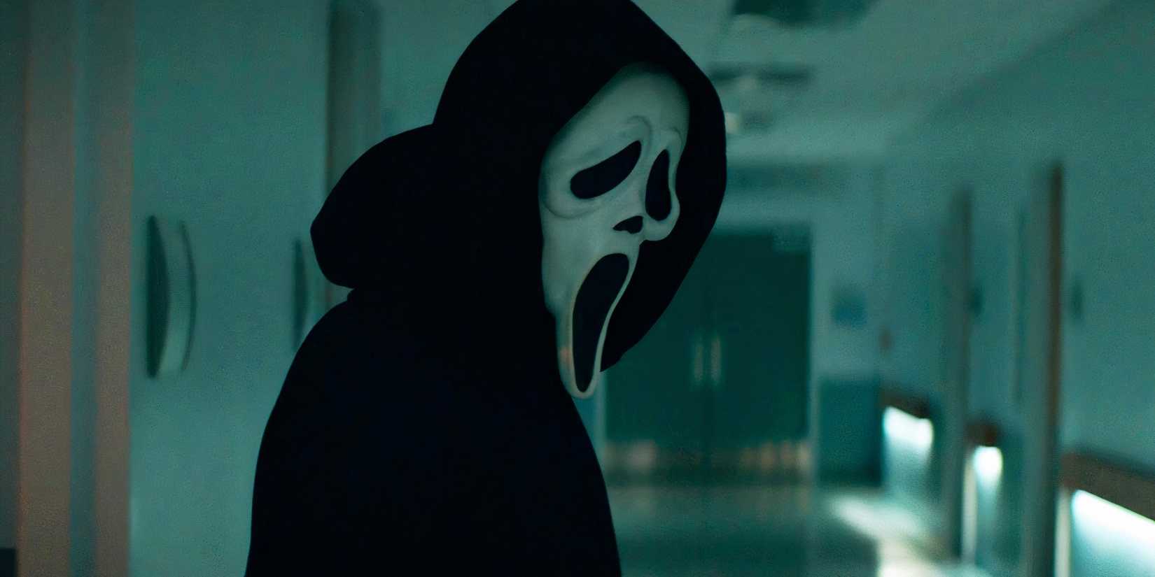 Ghostface em um corredor de hospital em Scream (2022)