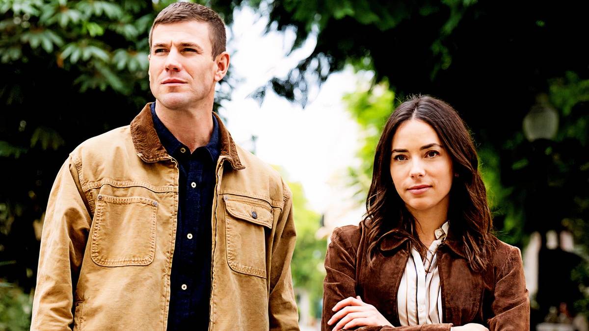 https://static0.srcdn.com/wordpress/wp-content/uploads/2025/04/gibbs-and-lala-in-ncis_-origins.jpg?fit=crop&h=675&w=1200