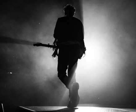 10 Replacement Metal Vocalists Who Were More Successful Than The Original 9 Guitarist Walking Off Stage