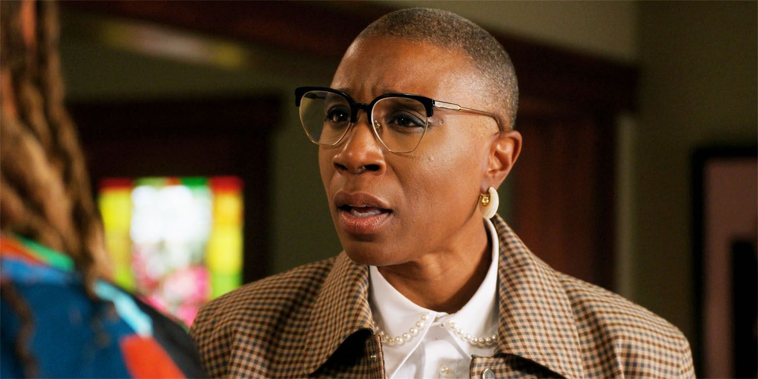 Hen looking at Karen in 9-1-1