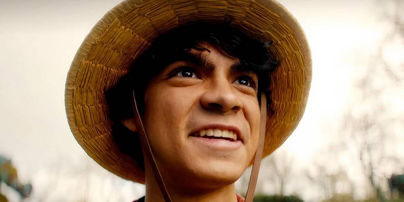 Inaki Godoy como Luffy na adaptação live-action de One Piece sorrindo.