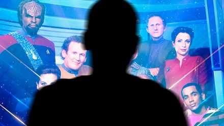 Jake Sisko IN SILHOUETTE and the cast of Star Trek DS9 season 7 behind him
