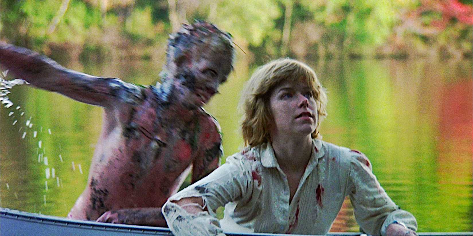 Jason salta da água para atacar sua vítima em uma cena de Sexta-Feira 13.