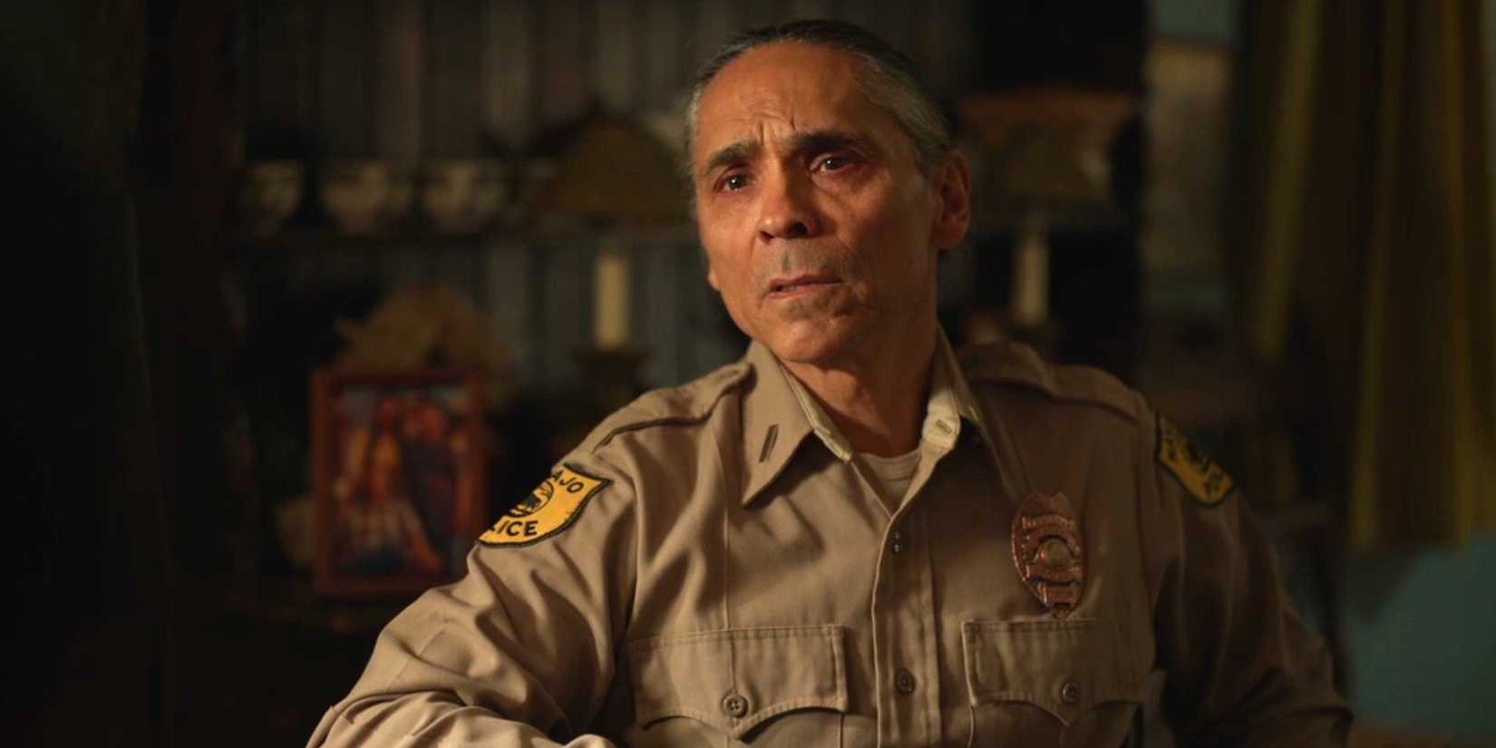 Joe Leaphorn (Zahn McClarnon) com aparência abatida em Dark Winds, temporada 3, episódio 5