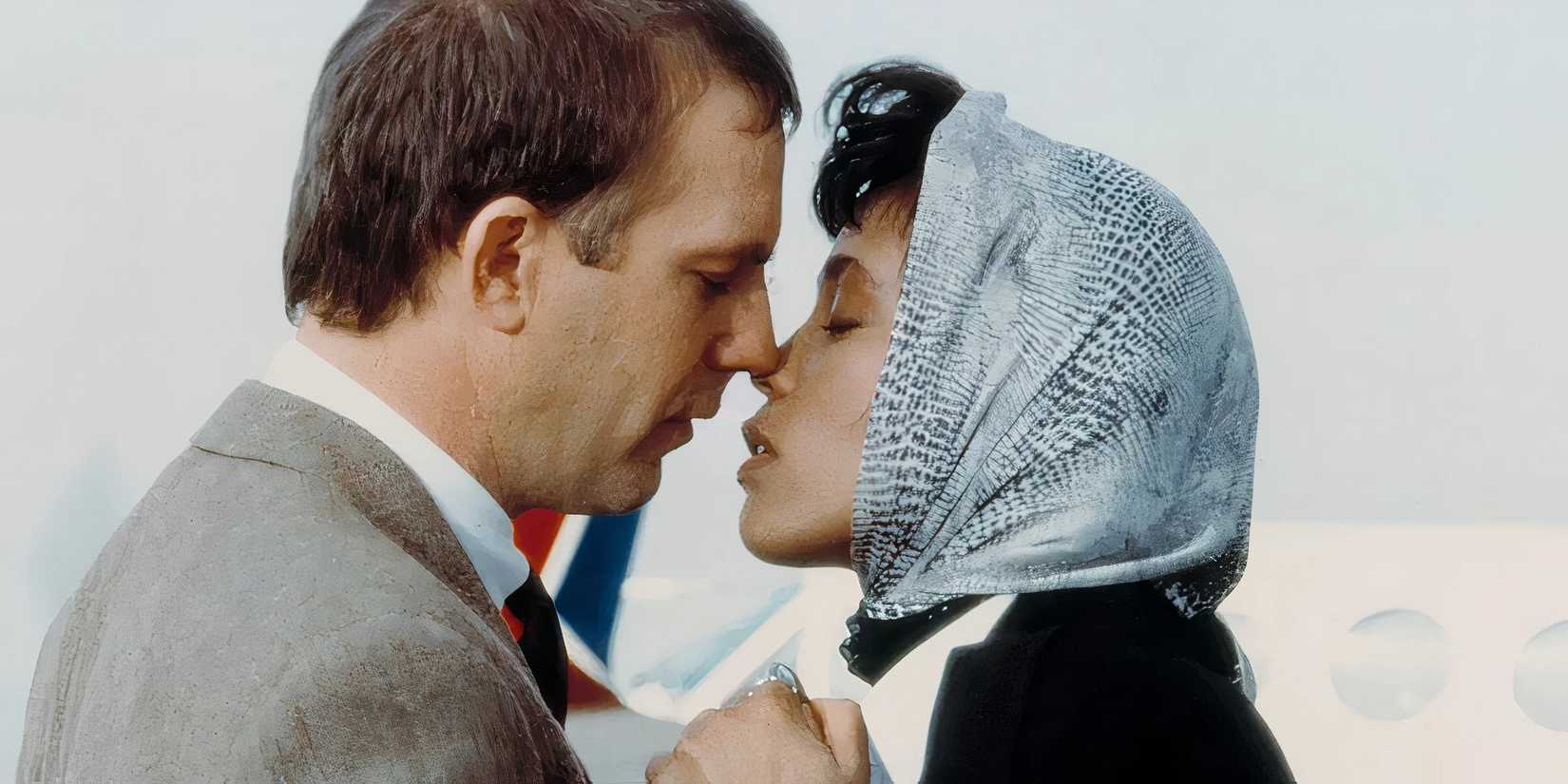 Kevin Costner and Whitney Houston in the Bodyguard