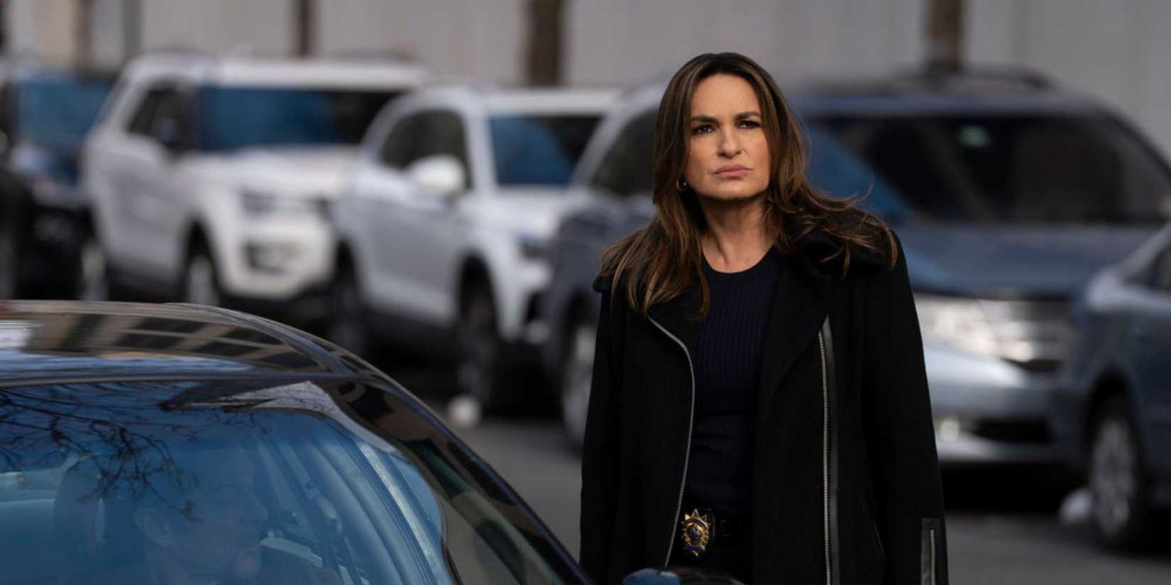 Бенсон из Law & Order SVU идет к машине, выглядит сердитой, водитель с бородой смотрит на нее