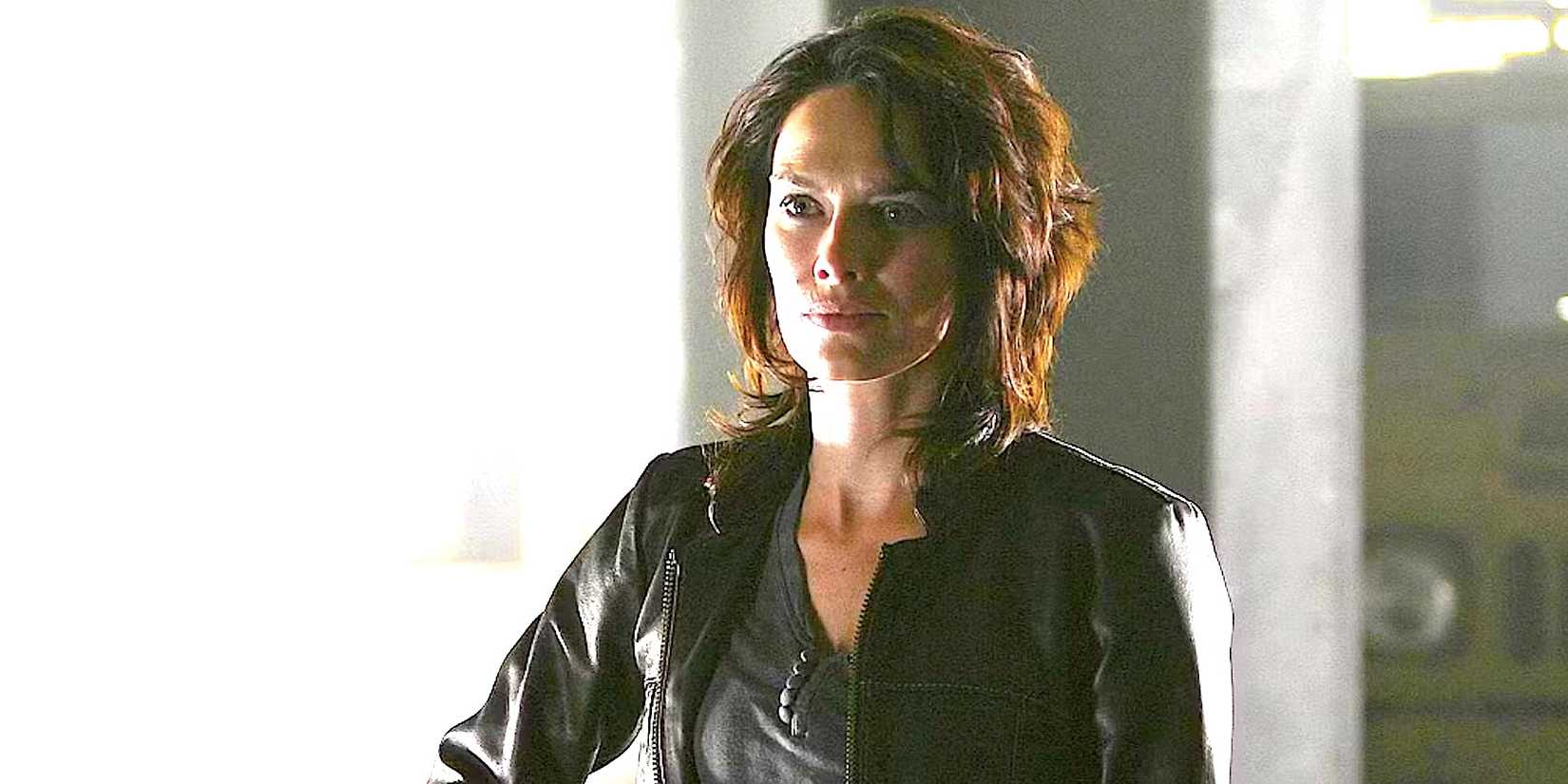Lena Headey's Sarah Connor stares at the screen in a parking garage from Terminator The Sarah Connor Chronicles