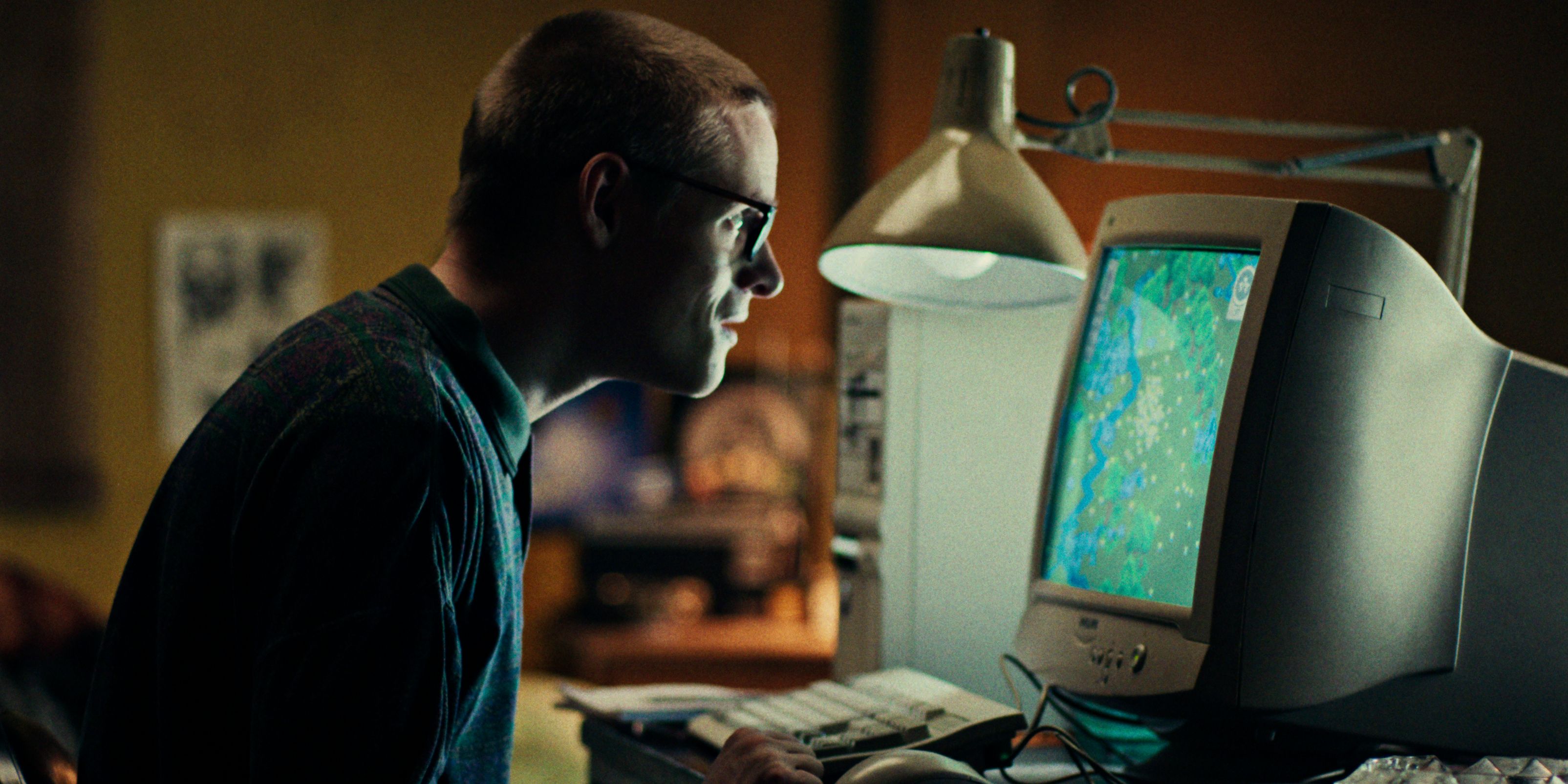 Lewis Gribben sitting at a computer obsessively playing Throng in Black Mirror season 7 episode 4