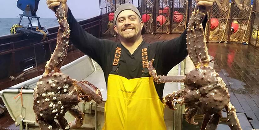 Mahlon Reyes segurando caranguejos em Deadliest Catch