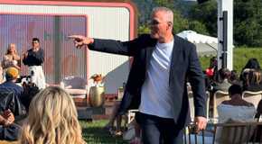 the golden Bachelor mel owens outside standing and pointing