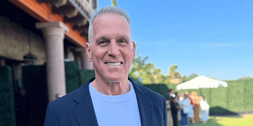 Мел Оуэнс, участник «Золотого холостя», улыбается на улице