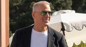 The Golden Bachelor's Mel Owens wearing shades at an outdoor event