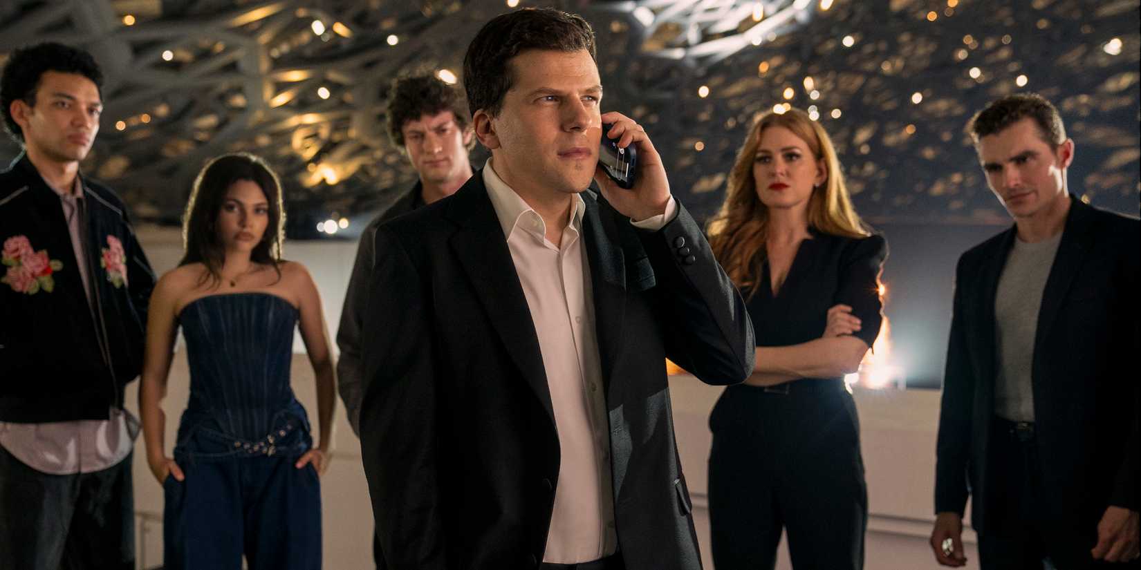 Now You See Me 3 antiga e nova equipe olhando para fora da câmera