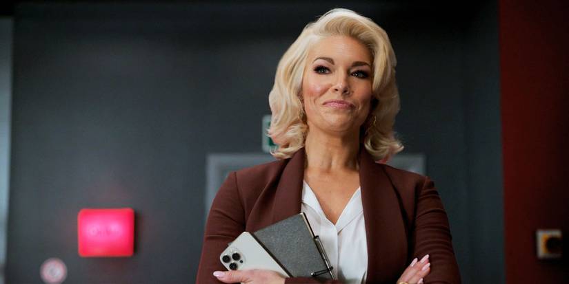 Rebecca de braços cruzados em 3x01.