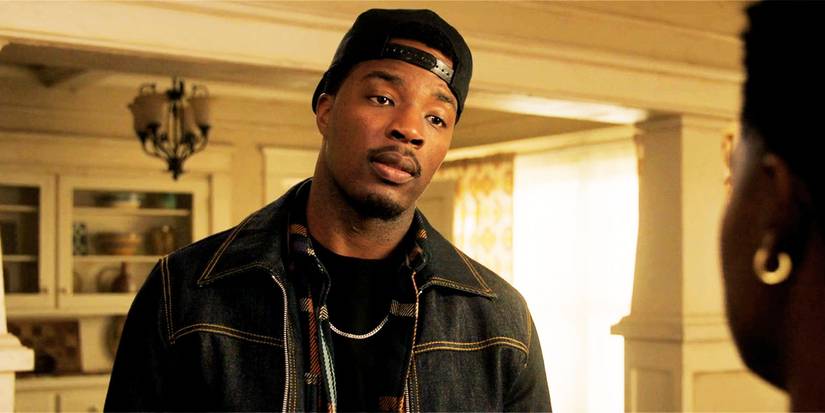 Spencer em All American, temporada 7, episódio 9, conversando com alguém