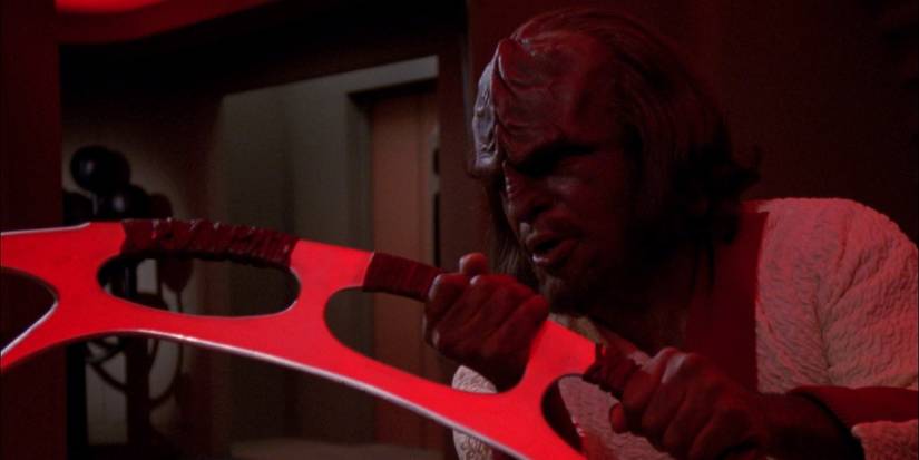 I’m Shocked Star Trek’s Most Famous Klingon Weapon Didn’t Appear Until ...