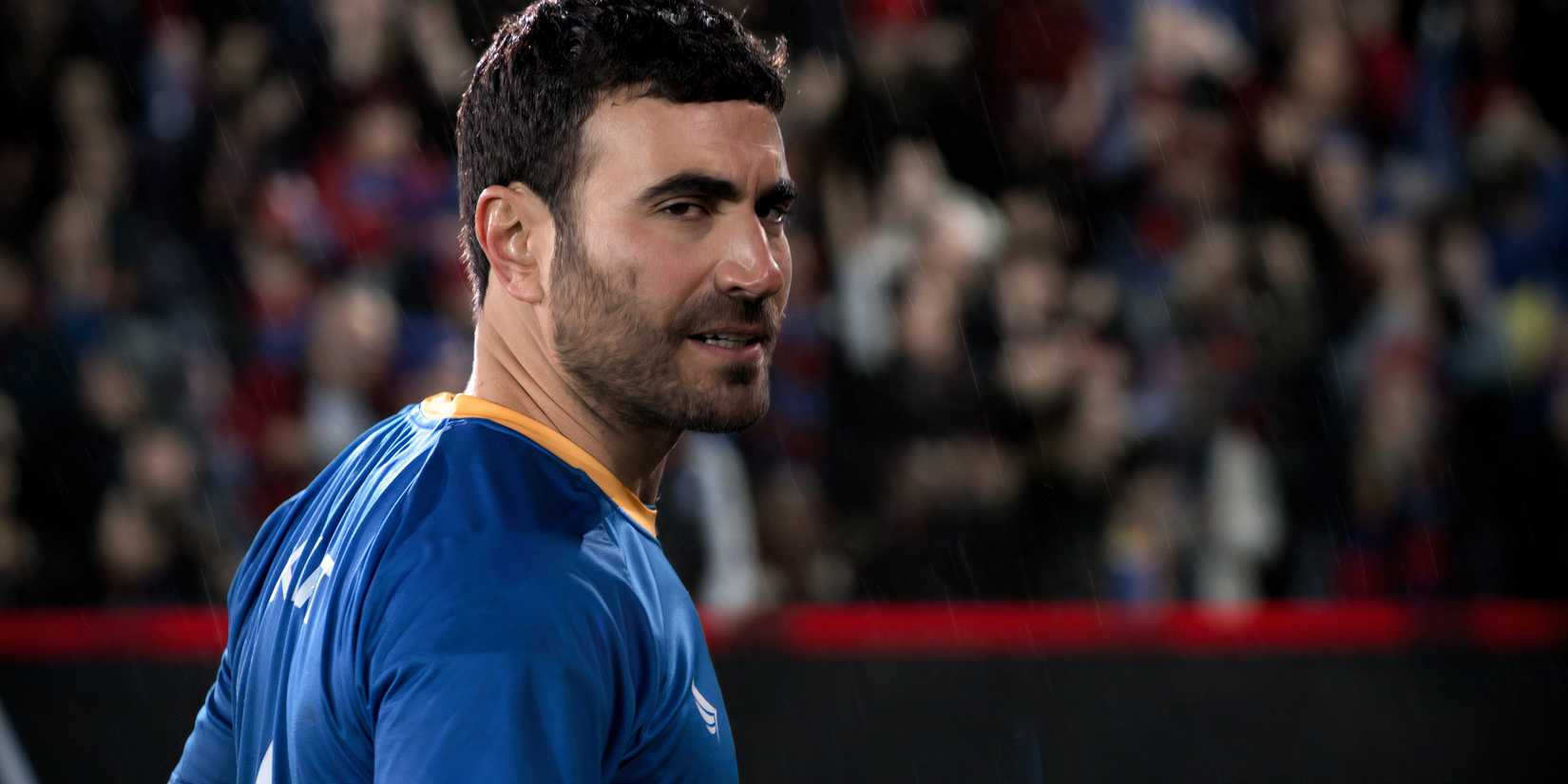 Roy Kent (Brett Goldstein) no campo de futebol em Ted Lasso