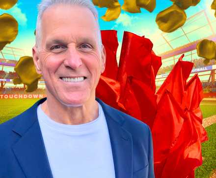 Главная звезда "Золотого Баклавера" Мел Оуэнс улыбается в синем костюме с фоном в виде футбольного поля с красными флагами