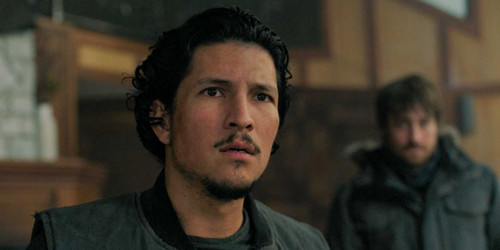 Danny Ramirez dans le rôle de Manny Alvarez, avec une expression surprise, dans l'épisode 2 de la saison 2 de The Last of Us