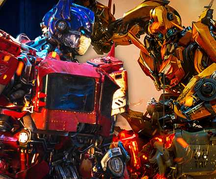 Оптимус Прайм и Бамблби, как они показаны в фильмах *Трансформеры* в реальной жизни (2007-)