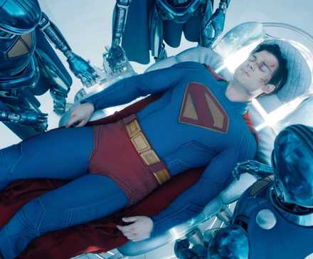 Роботы Супермена помогают Калу-Элу в фильме "Супермен"