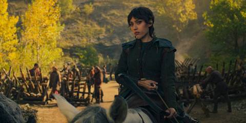 Faile Bashere (Isabella Bucceri) with her bow and arrow ready in The Wheel of Time Season 3 Ep 7
