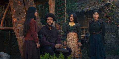 Faile Bashere (Isabella Bucceri), Perrin Aybara (Marcus Rutherford), Bode Cauthon (Litiana Biutanaseva), and Eldrin Cauthon (Lilibet Biutanaseva) talking among themselves in The Wheel of Time Season 3 Ep 7