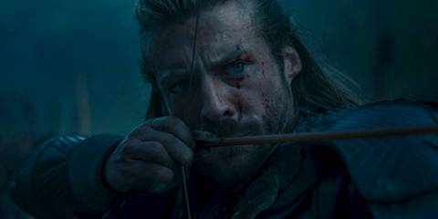 Maksim (Taylor Napier) aiming with his bow in The Wheel of Time Season 3 Ep 7
