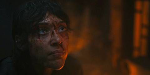 Faile Bashere (Isabella Bucceri) with her face covered in blood in The Wheel of Time Season 3 Ep 7