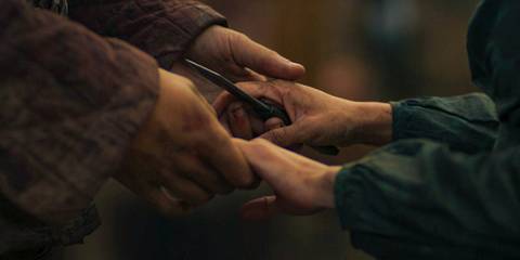 Close-up of the hands of Faile Bashere (Isabella Bucceri) and Perrin Aybara (Marcus Rutherford) in The Wheel of Time Season 3 Ep 7